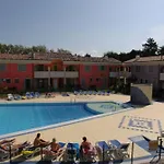 Poolside Garden Retreat Apartmán