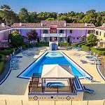 Poolside Garden Retreat Apartament