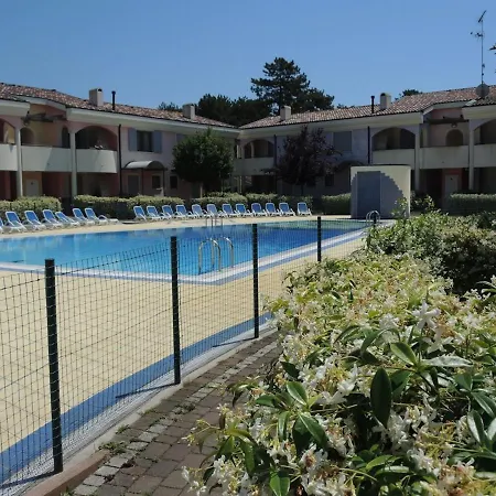 Apartman Poolside Garden Retreat - Beahost *
